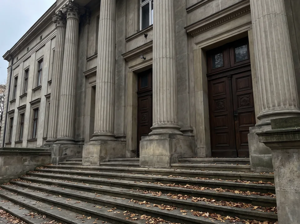 Budynek sądu okręgowego, w którym toczy się sprawa o unieważnienie małżeństwa cywilnego
